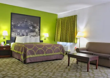 Super 8 by Wyndham De Soto hotel thumbnail 8