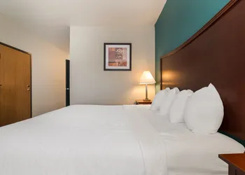 SureStay Plus Hotel by Best Western Topeka Northwest hotel thumbnail 7