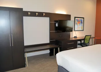 Holiday Inn Express & Suites by IHG hotel thumbnail 8