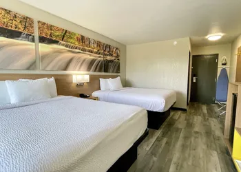 Days Inn by Wyndham Columbus IN hotel thumbnail 3