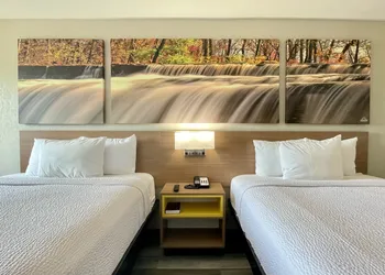 Days Inn by Wyndham Columbus IN hotel thumbnail 4