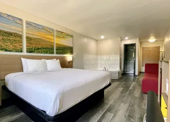 Days Inn by Wyndham Columbus IN hotel thumbnail 5