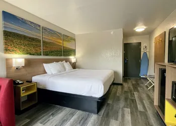 Days Inn by Wyndham Columbus IN hotel thumbnail 7