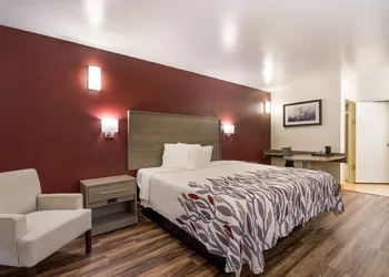 Red Roof Inn Crestview hotel thumbnail 4