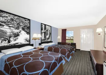 Super 8 by Wyndham Whiteville hotel thumbnail 4