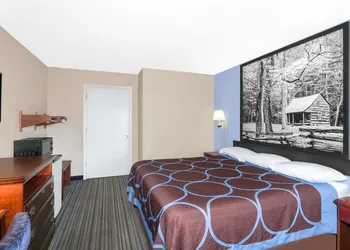 Super 8 by Wyndham Whiteville hotel thumbnail 5