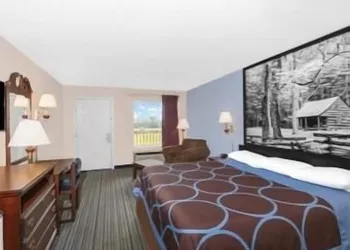 Super 8 by Wyndham Whiteville hotel thumbnail 8