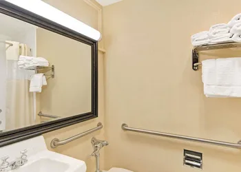 Days Inn by Wyndham Washington Pennsylvania hotel thumbnail 6