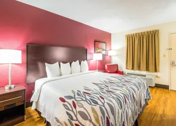 Red Roof Inn Clarksville hotel thumbnail 6