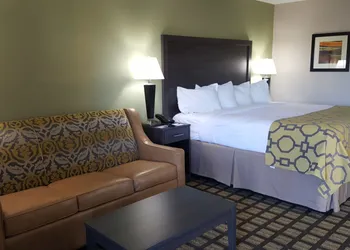 Baymont by Wyndham Clarksville hotel thumbnail 4