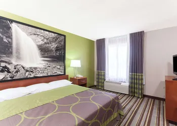 Super 8 by Wyndham Clarksville Northeast hotel thumbnail 3