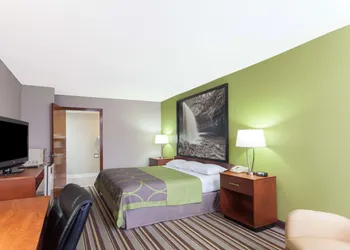 Super 8 by Wyndham Clarksville Northeast hotel thumbnail 5