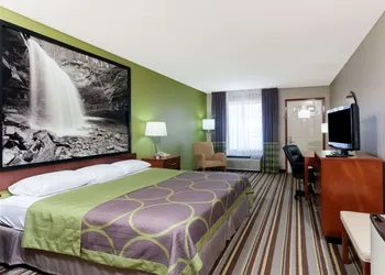 Super 8 by Wyndham Clarksville Northeast hotel thumbnail 6