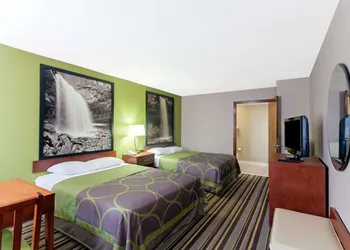 Super 8 by Wyndham Clarksville Northeast hotel thumbnail 7