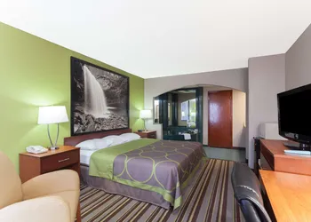 Super 8 by Wyndham Clarksville Northeast hotel thumbnail 8