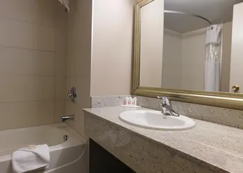 Ramada by Wyndham Kamloops hotel thumbnail 4