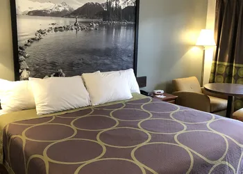 Super 8 by Wyndham Kamloops East hotel thumbnail 5