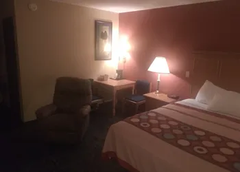 Super 8 by Wyndham Baxter/Brainerd Area hotel thumbnail 6