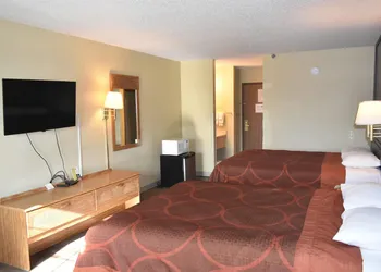 Super 8 by Wyndham Carthage hotel thumbnail 5
