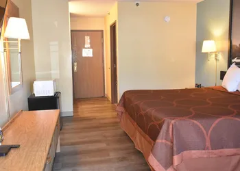 Super 8 by Wyndham Carthage hotel thumbnail 6