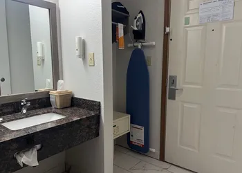 Quality inn Neosho hotel thumbnail 6