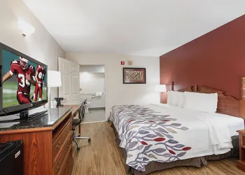 Red Roof Inn & Suites Calhoun hotel thumbnail 7