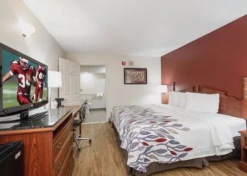 Red Roof Inn & Suites Calhoun hotel thumbnail 7