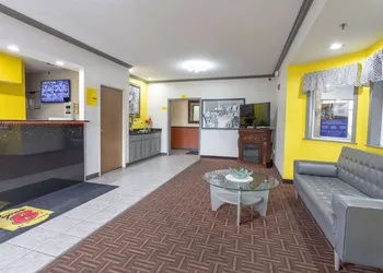 Super 8 by Wyndham Big Rapids hotel thumbnail 2