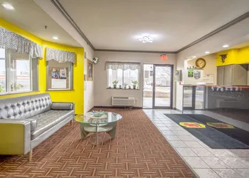Super 8 by Wyndham Big Rapids hotel thumbnail 3