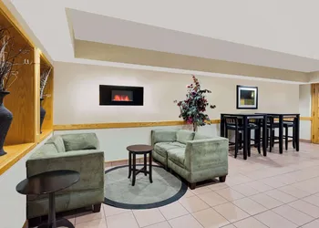 Ramada by Wyndham Marquette hotel thumbnail 2