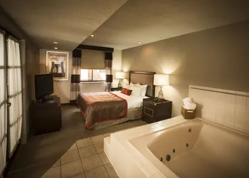 Ramada by Wyndham Marquette hotel thumbnail 3