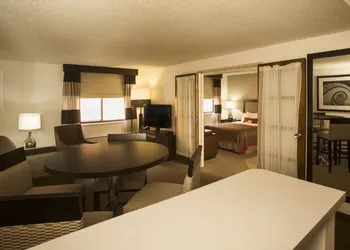 Ramada by Wyndham Marquette hotel thumbnail 4