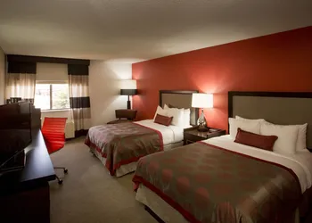 Ramada by Wyndham Marquette hotel thumbnail 5