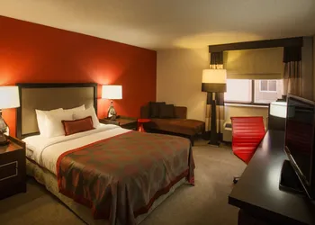 Ramada by Wyndham Marquette hotel thumbnail 6