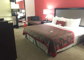 Ramada by Wyndham Marquette hotel thumbnail 7