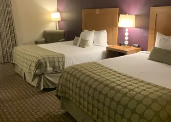 Ramada by Wyndham Marquette hotel thumbnail 8