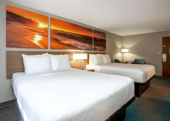 Days Inn by Wyndham Marquette hotel thumbnail 7