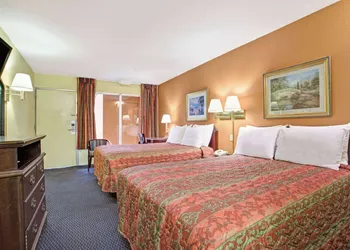 Days Inn by Wyndham Benson hotel thumbnail 4