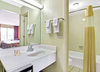 Days Inn by Wyndham Benson hotel thumbnail 5
