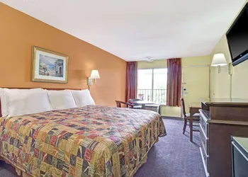 Days Inn by Wyndham Benson hotel thumbnail 6