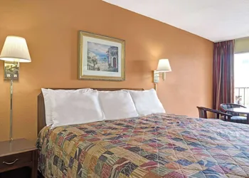 Days Inn by Wyndham Benson hotel thumbnail 7