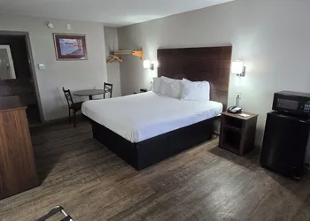 Days Inn by Wyndham Clinton hotel thumbnail 2