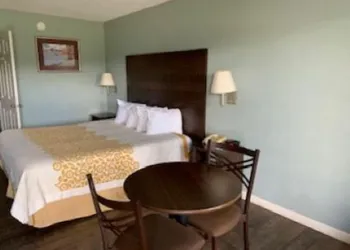 Days Inn by Wyndham Clinton hotel thumbnail 6