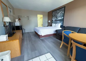 Super 8 by Wyndham Medicine Hat AB hotel thumbnail 4