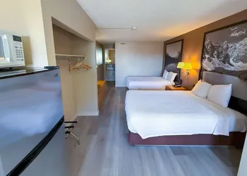 Super 8 by Wyndham Medicine Hat AB hotel thumbnail 7