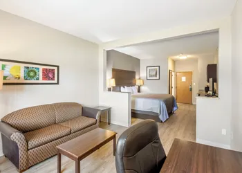 Quality Suites Hickory South hotel thumbnail 8