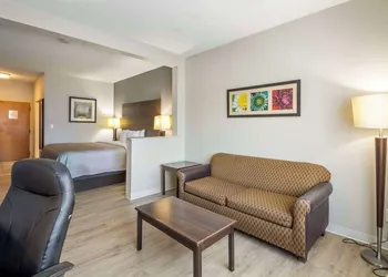 Quality Suites Hickory South hotel thumbnail 4