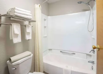 Quality Suites Hickory South hotel thumbnail 6