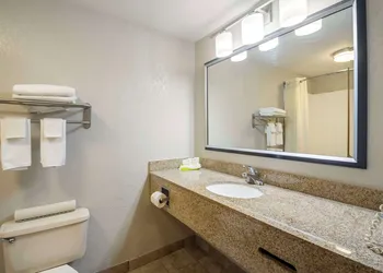 Quality Suites Hickory South hotel thumbnail 7
