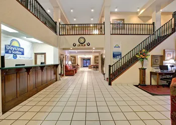 Days Inn & Suites by Wyndham Hickory hotel thumbnail 2